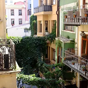 Chambers Of The Boheme Hostal